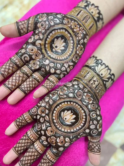 A classic and elegant choice for any bride. This design features a beautiful lotus mandala at the center, surrounded by delicate floral patterns and detailed work on the fingers. It's a style that is always in demand.