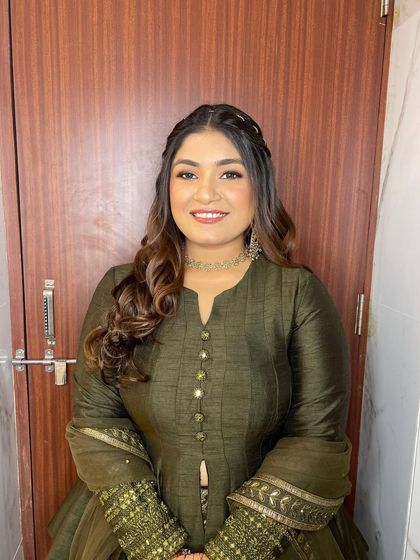 Bringing out the natural beauty and that pretty smile. This no-filter, no-edit look is all about a touch of glam that feels light and fresh.