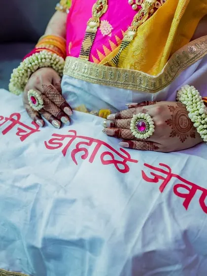 A close-up of the custom 'oti rumal' worn by the mom-to-be, a special touch that makes the *dohale jevan* ceremony even more personal.