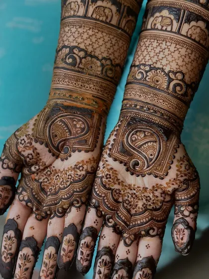 A close-up of the intricate paisley motifs, a timeless element in bridal henna.