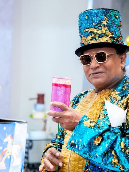 Our magician, dressed in a spectacular costume, presents a trick, ready to delight and surprise the party guests.