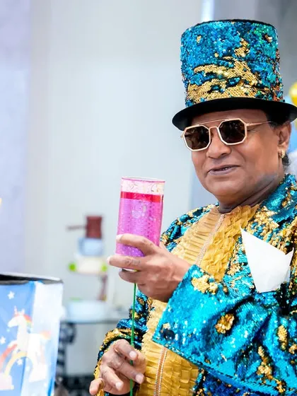 Our magician, dressed in a spectacular costume, presents a trick, ready to delight and surprise the party guests.