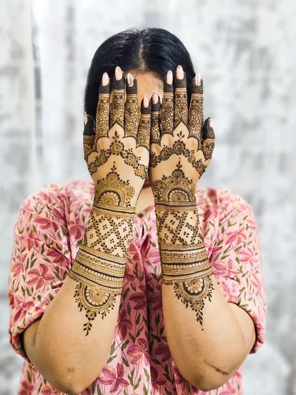 A minimal yet elegant bridal design with plenty of open space.