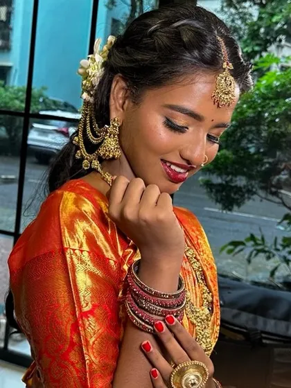 Celebrating the timeless beauty of a South Indian bride. I love working with dusky skin tones to create a radiant, glowing look that never looks ashy. Here, we paired a classic red lip with fresh, dewy makeup to complement her Kanjivaram saree and temple jewelry.