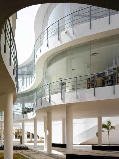 The Pearl Academy in Jaipur features a stunning interior courtyard with fluid, curving balconies. This space, inspired by the form of a Mobius strip, is designed to be continuous and interactive, blending indoors and outdoors seamlessly.