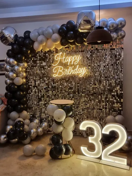 The complete black and silver decoration for a stylish 32nd birthday party.