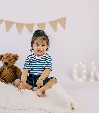 A simple and timeless setup for a first birthday shoot. With a clean background and a few props, the focus remains entirely on your adorable one-year-old.