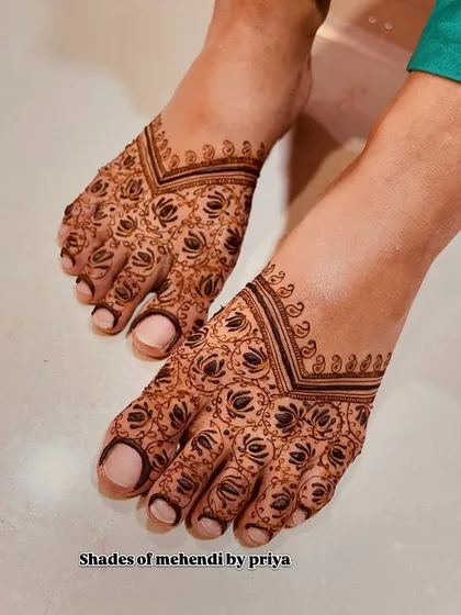 A lovely foot mehendi design for an engagement, with lotus patterns covering the toes and top of the foot.