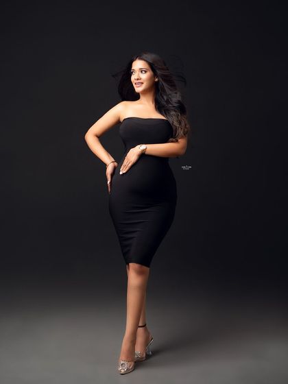 A simple, elegant, and powerful pose. My workshops cover how to create stunning solo portraits that highlight the beauty of the mother-to-be.