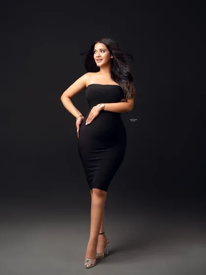 A simple, elegant, and powerful pose. My workshops cover how to create stunning solo portraits that highlight the beauty of the mother-to-be.