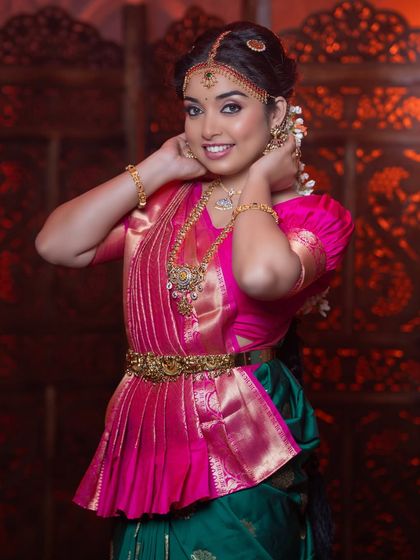 This look features a traditional Madisar saree drape, a technique I teach my students for authentic South Indian bridal styling.