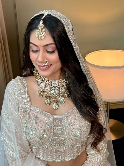 Eyes closed, this bride is a picture of serenity. The soft pink tones on her eyes and the glowing skin are the highlights of this dreamy look.