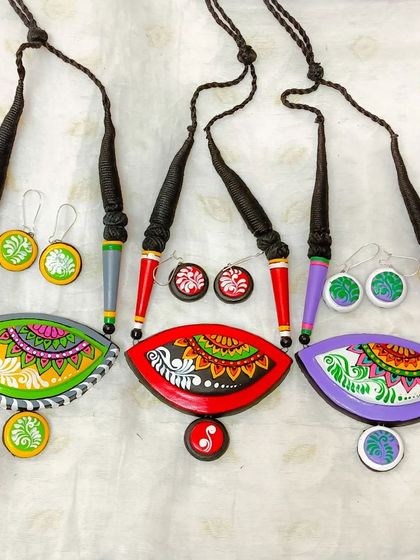 A duplicate image showing the collection of eye-shaped pendants in various colors.