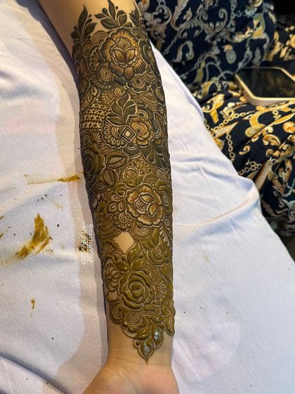 The full arm design with fresh paste. The detail is so intricate, and it's all done freehand with a cone.
