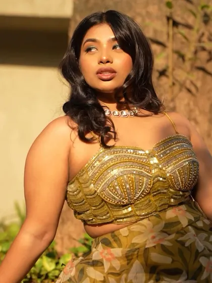 The golden hour light is perfect for showing off that glow. This is a beautiful, warm look for any bride-to-be.