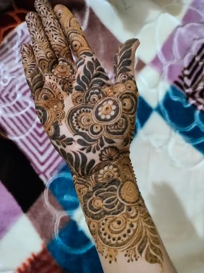 A beautiful Khafeef-style design with bold, clean lines and intricate circular patterns. This style is elegant and modern.