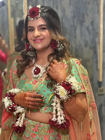 Blooming in colors! This floral Haldi look is a perfect blend of vibrance and elegance, with fresh makeup to match.