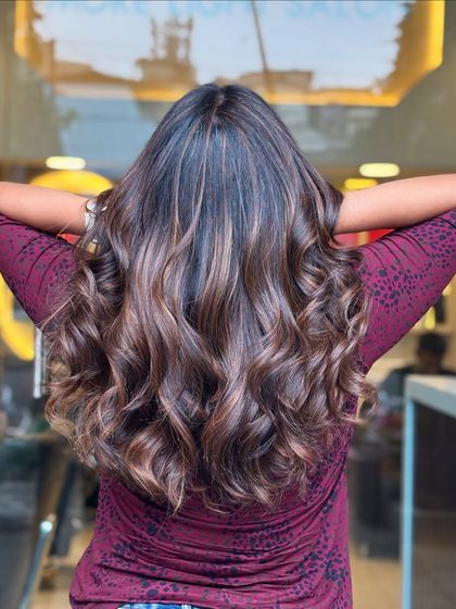 A beautiful, subtle, yet noticeable no-bleach hair shade. This freehand balayage technique creates a gorgeous blend of tones while maintaining the hair's integrity.