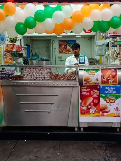 A close-up of the patriotic balloon arch, demonstrating the vibrant colors and neat arrangement that make it stand out.
