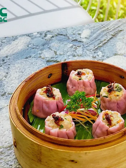 Dim sum, and then some! These delicate, flower-shaped dumplings are steamed to perfection in a traditional bamboo basket, ready for you to enjoy.