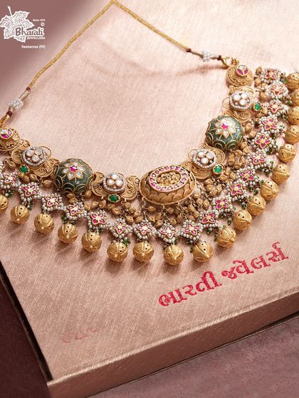 The Rajlekha Heritage Set is what happens when jewellery becomes a manuscript. Each motif is a line in a golden chronicle, echoing the grandeur of palaces and hand-carved frescoes.