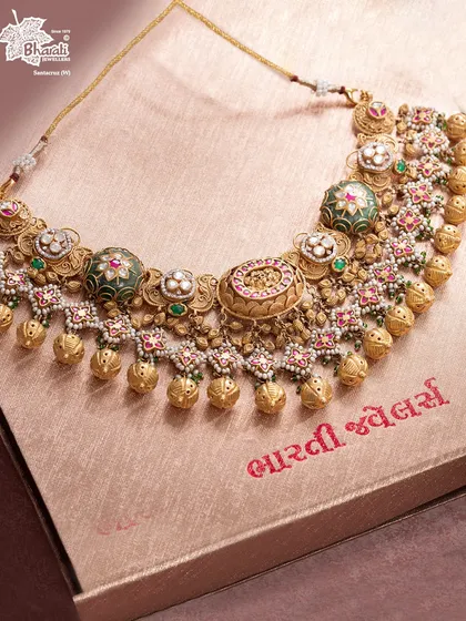 The Rajlekha Heritage Set is what happens when jewellery becomes a manuscript. Each motif is a line in a golden chronicle, echoing the grandeur of palaces and hand-carved frescoes.