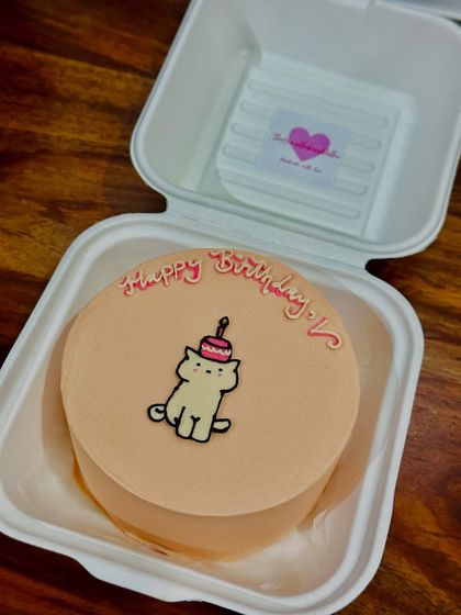 A minimalist bento cake with a simple but adorable cat illustration. This design is perfect for a clean, modern aesthetic while still being super cute.