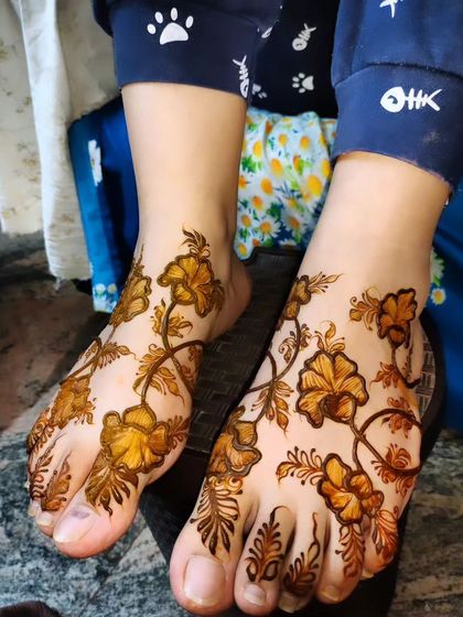 Hajira Mehendi Artist - Mehndi Artist Services Elegant Foot & Leg Mehndi photo 22