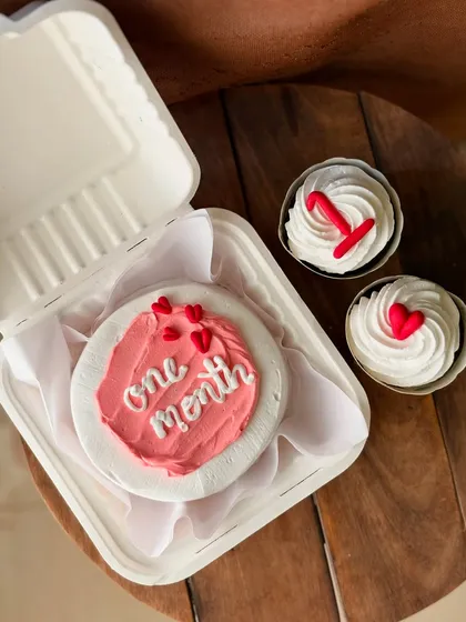 A closer look at the one-month anniversary bento and cupcake set.