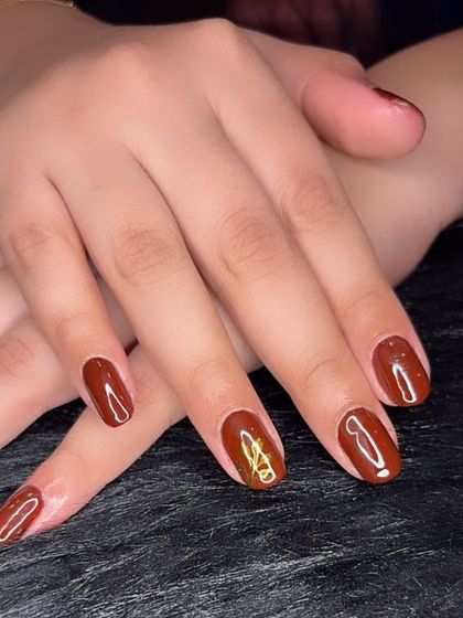 A full view of the autumnal brown manicure.