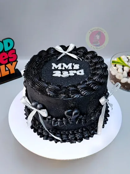 Another view of the glamorous black vintage cake with silver glitter details.