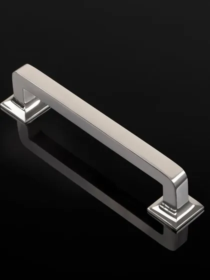 A clean, catalog-style shot of a silver cabinet handle against a reflective black background. This type of photography emphasizes the product's form, finish, and precise design, ideal for hardware brands and e-commerce platforms.