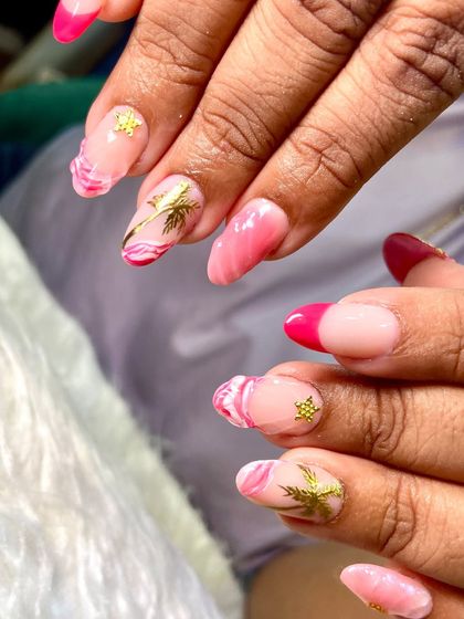 Tropical vibes with a swirl of glam. This set features pink marbling, golden palm tree accents, and bold pink tips for a look that's perfect for a summer party.