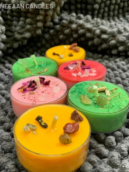 Tiny tealights, perfect for creating cozy corners. This set of colorful tealights is decorated with crystals and dried herbs.