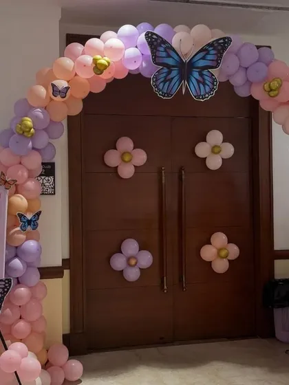 A beautiful butterfly-themed balloon arch for an entrance. This decoration in pastel shades with butterfly details creates a welcoming and magical entryway for guests.