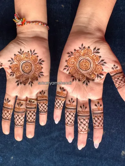 For those who love elegance in simplicity, this Mandala design is a perfect choice. The clean, circular pattern on the palm is complemented by matching details on the fingers.