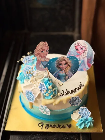 A full view of the beautiful Frozen themed cake, perfect for any young fan's birthday celebration.