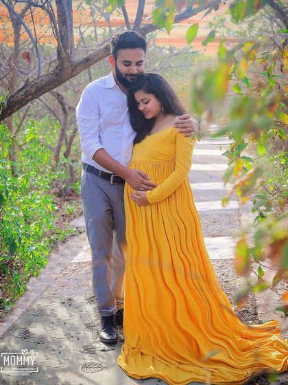 Capturing the quiet connection between a couple as they await their baby. The soft, natural light of the outdoors gives this pregnancy portrait a warm and gentle feeling.