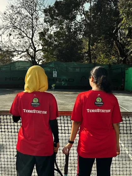 Our players rocking their Head-sponsored jerseys, standing proudly by the net, ready for their session.