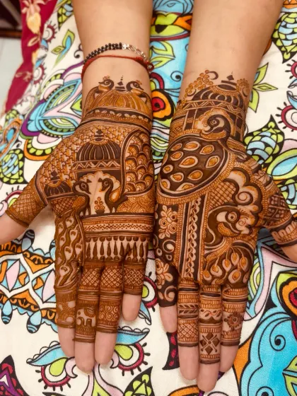 A beautiful and clean design featuring palace and peacock motifs. This is a great option for someone who wants a traditional look that is not overly dense.