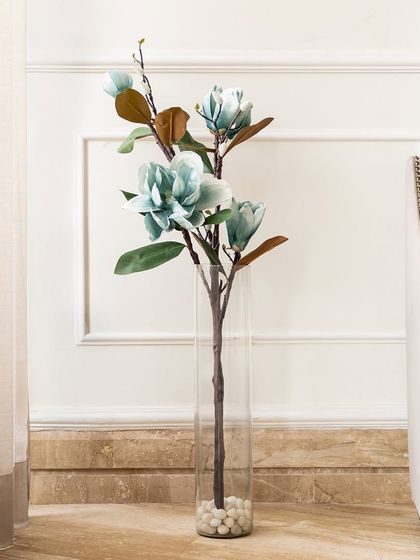 This cool-toned blue artificial magnolia stem is a unique and modern choice. It adds an unexpected and artistic touch of color to your floral arrangements.