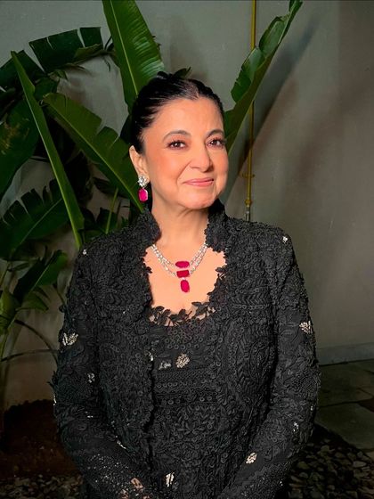 A stunning evening look for this mother of the bride. The makeup is elegant and refined, with a focus on her eyes and a beautiful lip color.