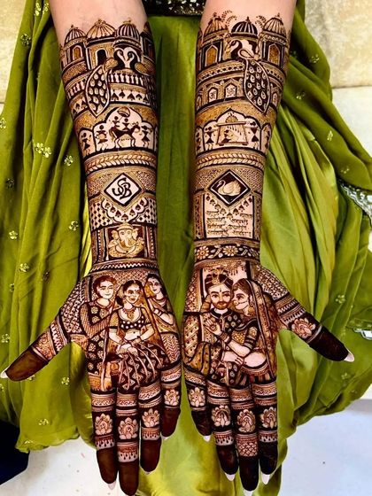 A tribute to family, this design features portraits of the bride with her parents and the groom with his, a beautiful way to show gratitude.