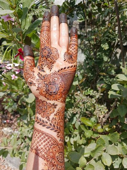 Sometimes I just let the design flow. This is a freehand bridal piece with a mix of floral vines, leafy patterns, and delicate grid work, showing how different elements can come together beautifully.