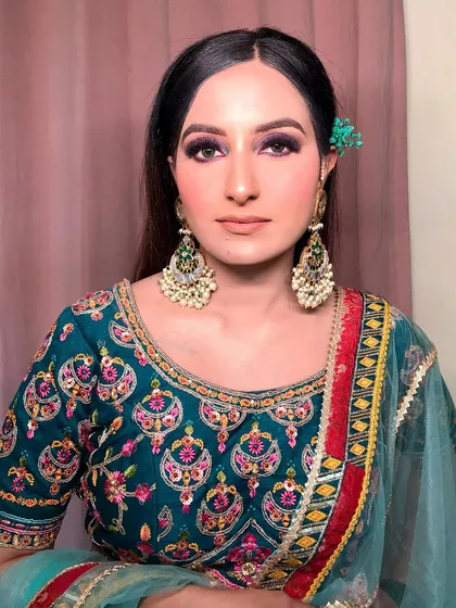From the side, you can see how neatly the floral accessory is tucked into her hair for a clean and elegant look.