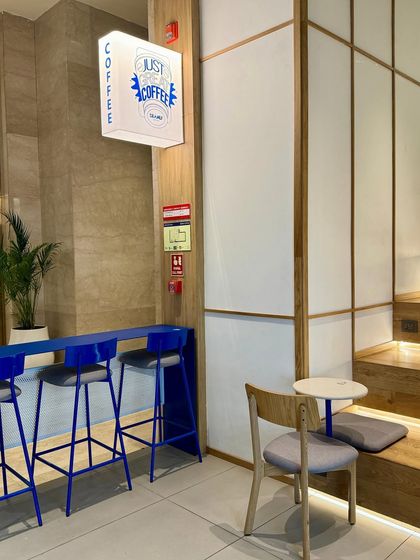 A duplicate of image 3, showing the seating arrangement with the blue counter.