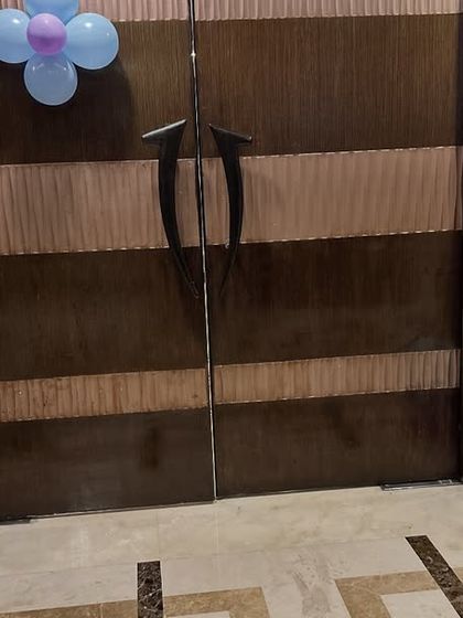 Mermaid-themed balloon pillars with shell and character cutouts, perfect for decorating an entrance or hallway.