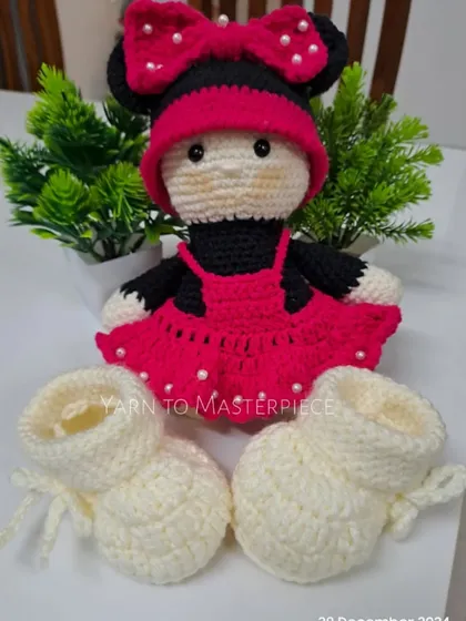 A fun character-themed gift, this set includes a Minnie Mouse-inspired doll paired with a set of classic, soft off-white booties.