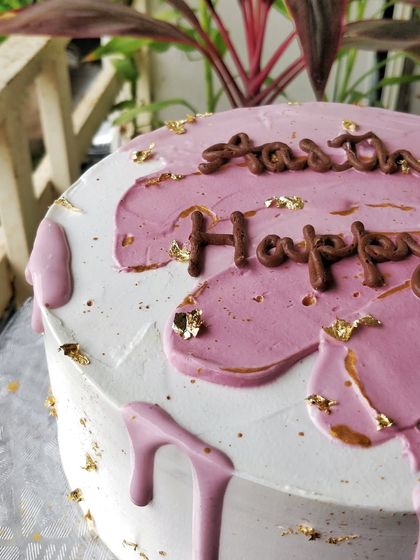 A close-up of the pink drip and gold leaf details. I love how the chocolate lettering looks against the pink and white background.