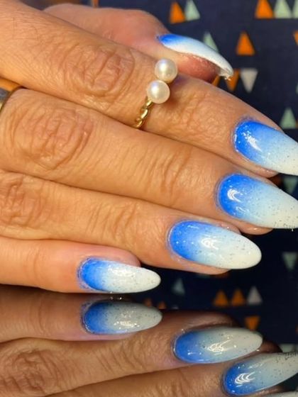 A cool and refreshing blue and white glitter ombre, reminiscent of a sparkling winter frost.
